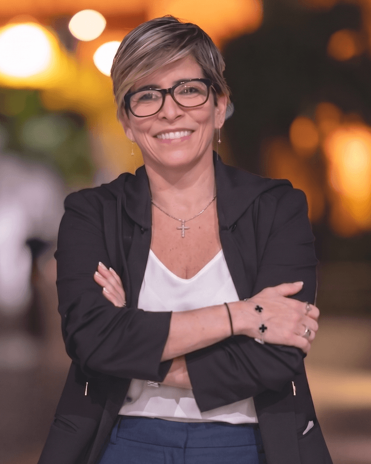 Mel Konsta sorrindo